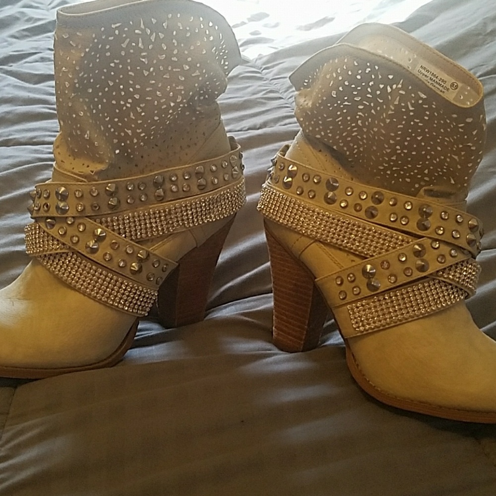 Buckle boots